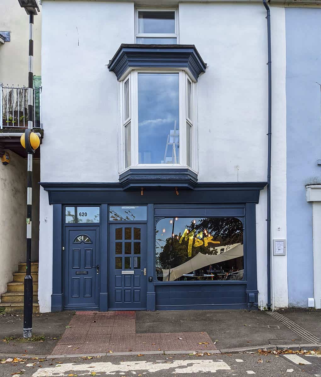 The street facade of a restaurant called Môr